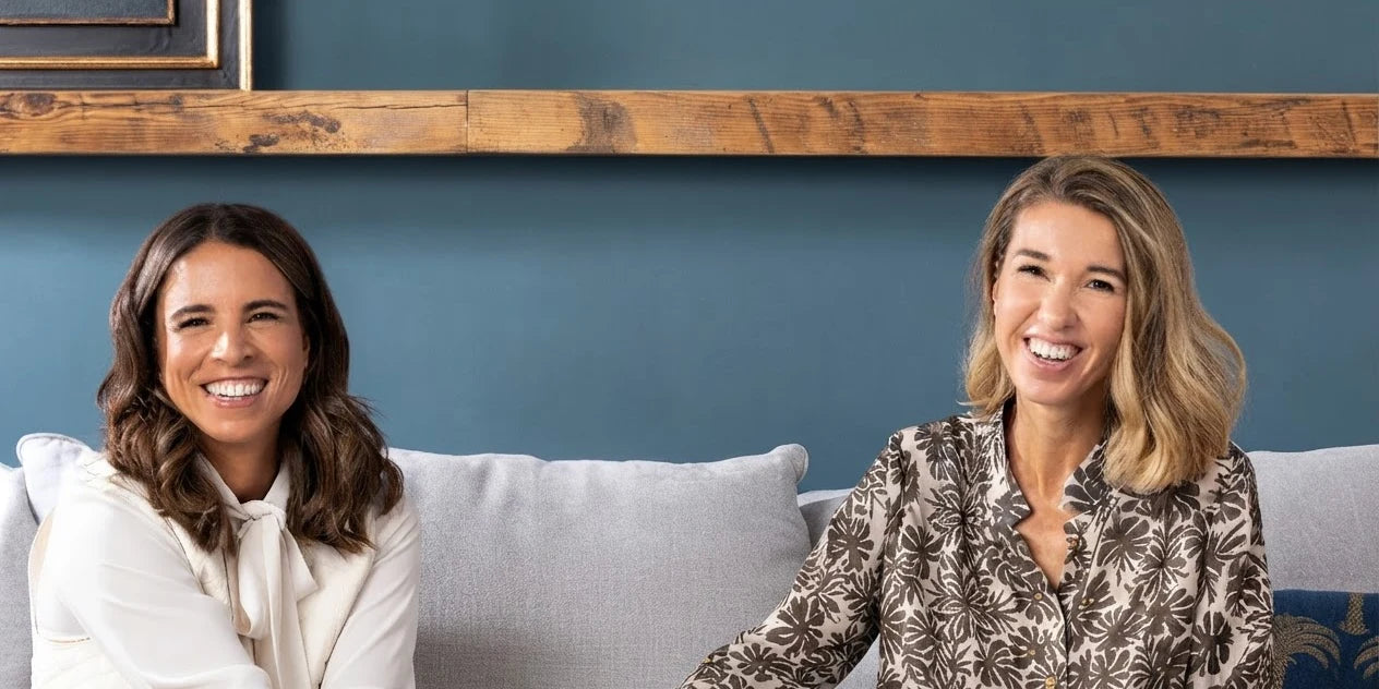 Las fundadoras de Cooldo sentadas en un sofá