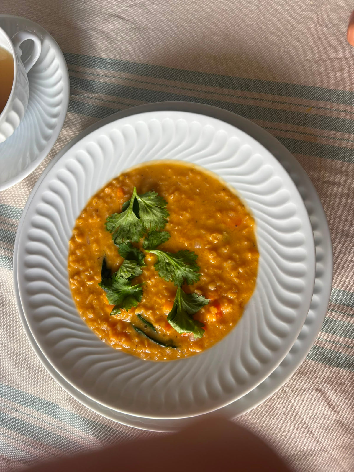 Curry de lentejas rojas con caldo de huesos